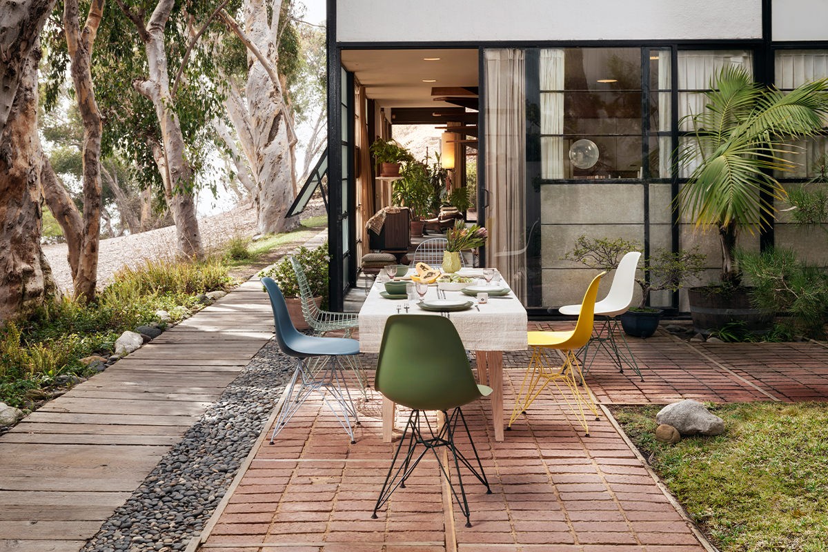 vitra-7075812-eames-plastic-side-chair-dsr-eames-wire-chair-dkr