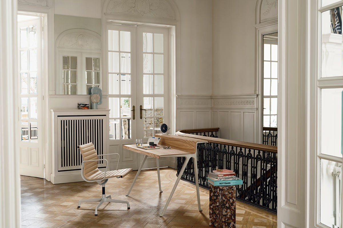 vitra-9539346-courier-aluminium-chair-ea108-vase-d-coupage-feuille-cone-clock-hsfw25