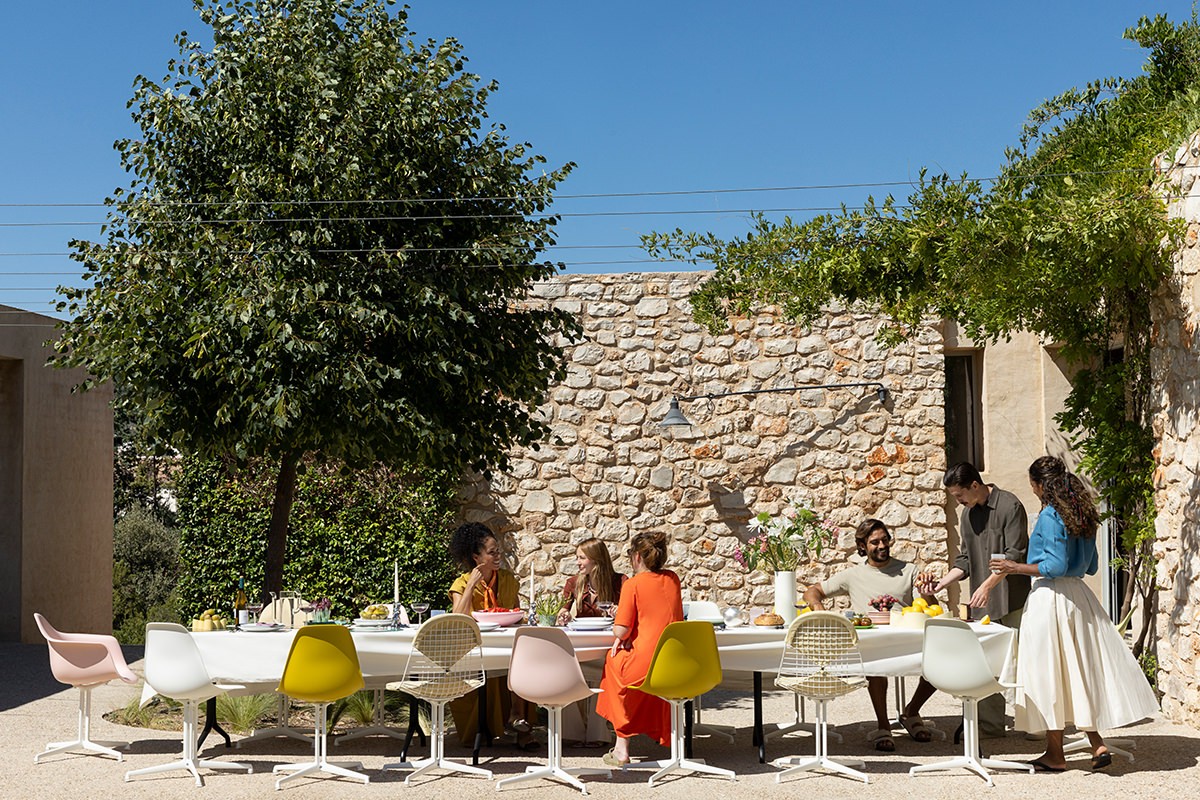 vitra-9725730-eames-plastic-armchair-dal-eames-plastic-side-chair-dsl-wire-chair-dkl-base-la-fonda-chalk-belleville-table-with-model-1200