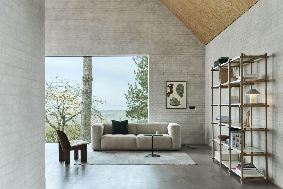 Mags Soft 2,5 Seater comb 1 Story 102 beige stitches_Woody Shelving High 2.0 almond white shelves soaped oak frame