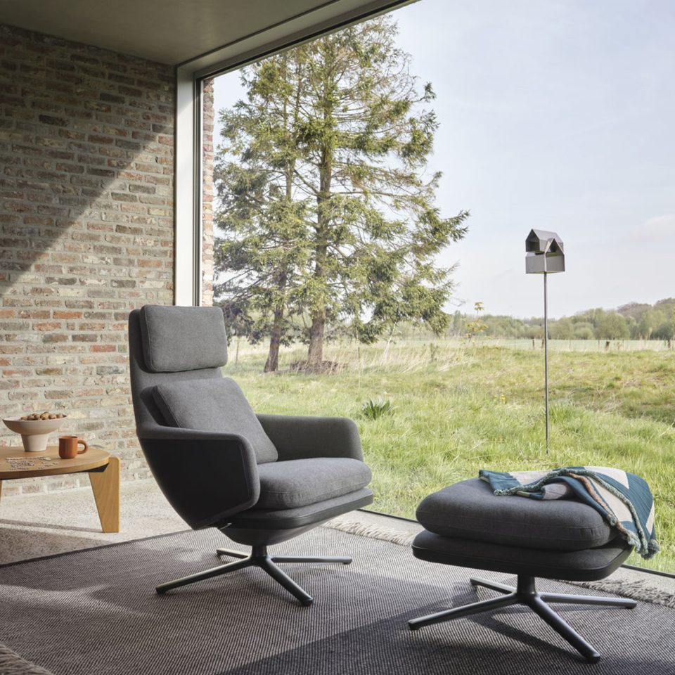 vitra-9136348-grand-relax-ottoman-dumet-carbonblack-leather-forte-nero-gu-ridon-bas-solid-natural-oak-oiled-horizontal-1400