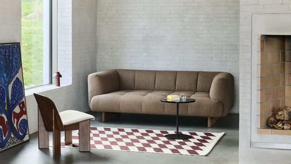 Quilton Lift 2 Seater Volume 30 wb lacquer walnut base_Pyro Coffee Table black_Shift Kelim Rug burgundy