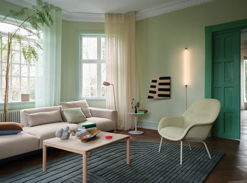 muuto-fiber-lounge-armchair-ecriture-910-grey-in-situ-3-seater-config-4-acca-121-fine-wall-90-couple-sand-relevo-dark-green--org