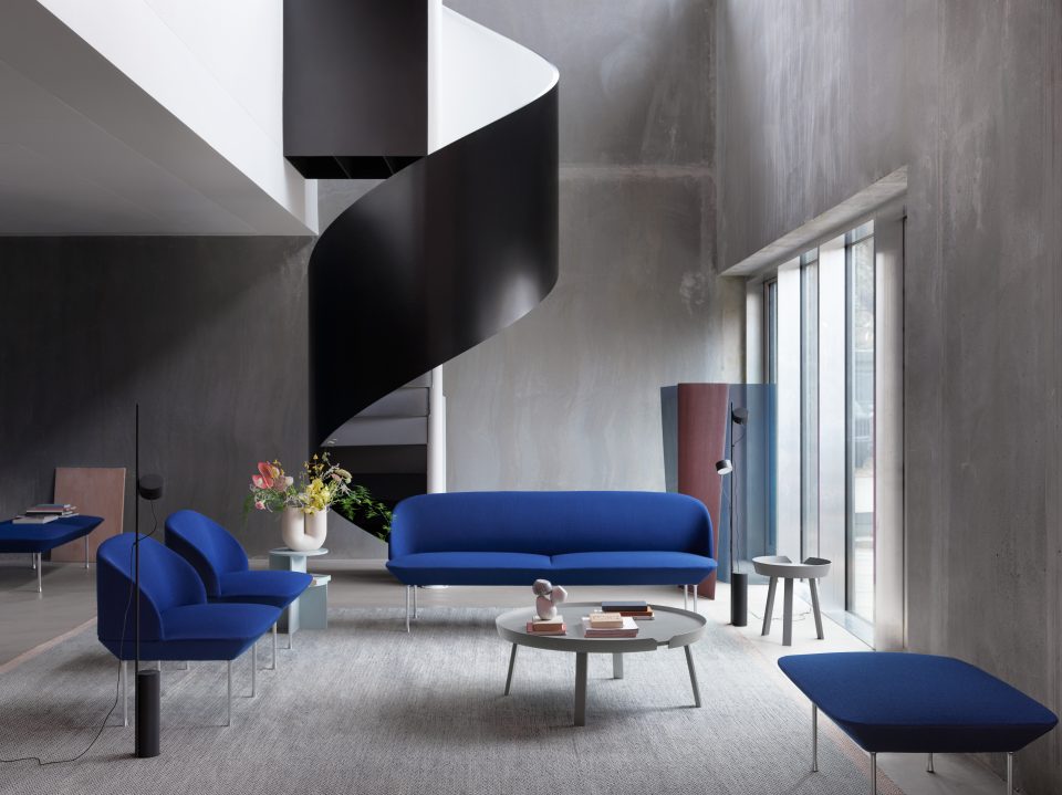 muuto-oslo-3-seater-lounge-pouf-bench-vidar-772-chrome-around-table-post-floor-lamp-kink-vase--org
