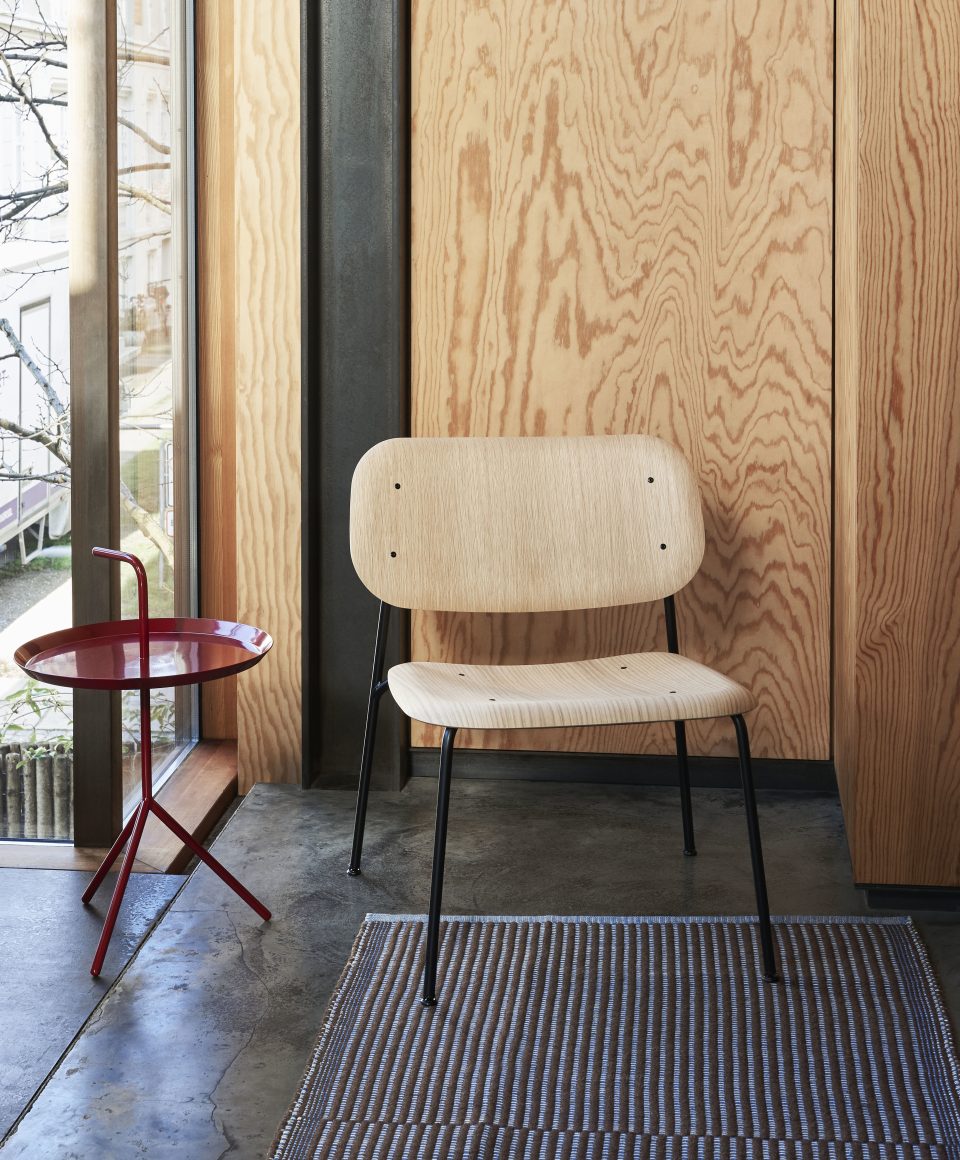 hay-soft-edge-100-lounge-wb-lacquer-oak-black-base-dlm-cherry-red-high-gloss