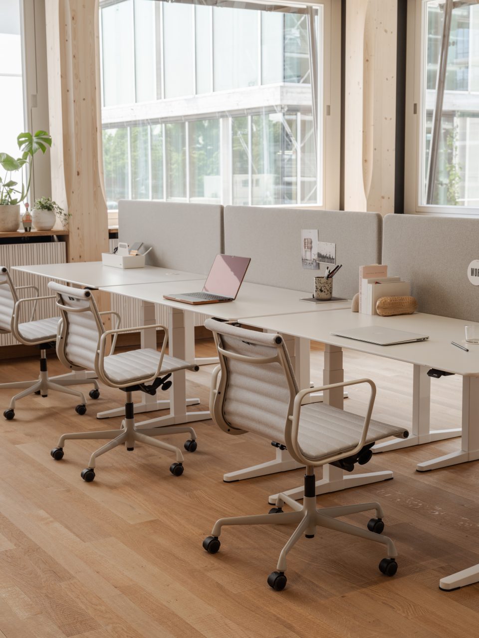vitra-9577553-hortus-eames-aluminium-chair-ea-117-work-master