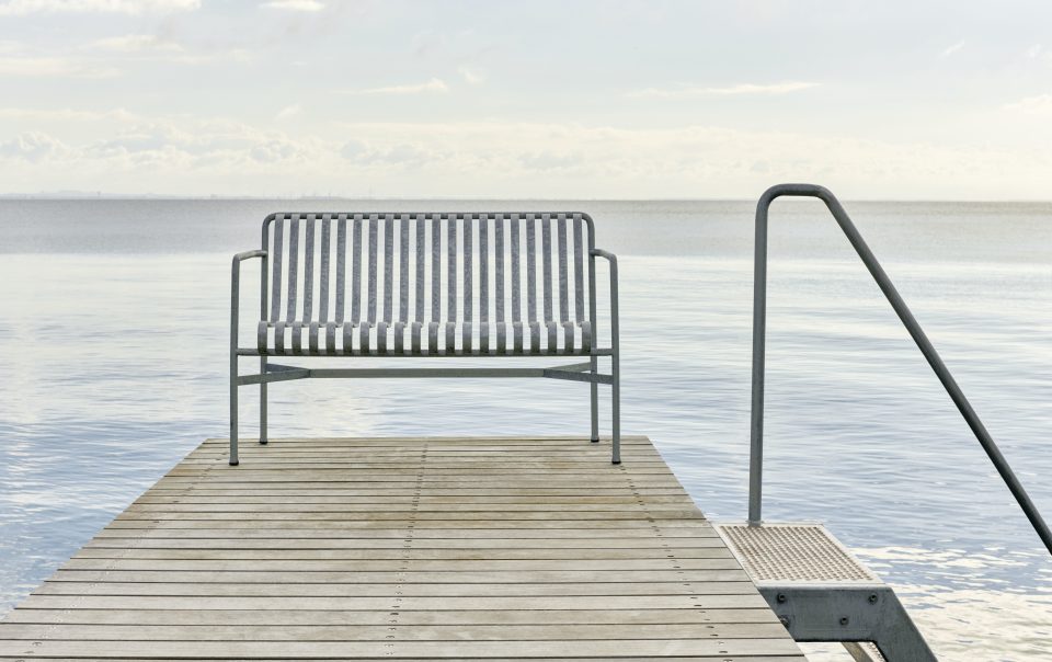 hay-palissade-dining-bench-armrest-hot-galvanised-04
