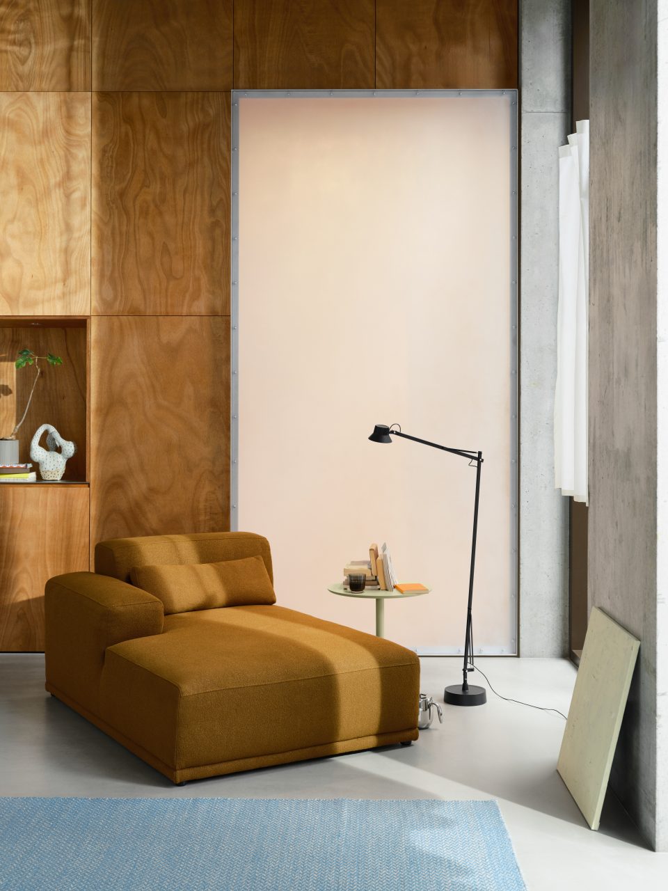 muuto-dedicate-floor-lamp-black-connect-soft-g-cushion-acca-361-soft-side-beige-green-ply-rug-recycled-polyester-light-blue-org