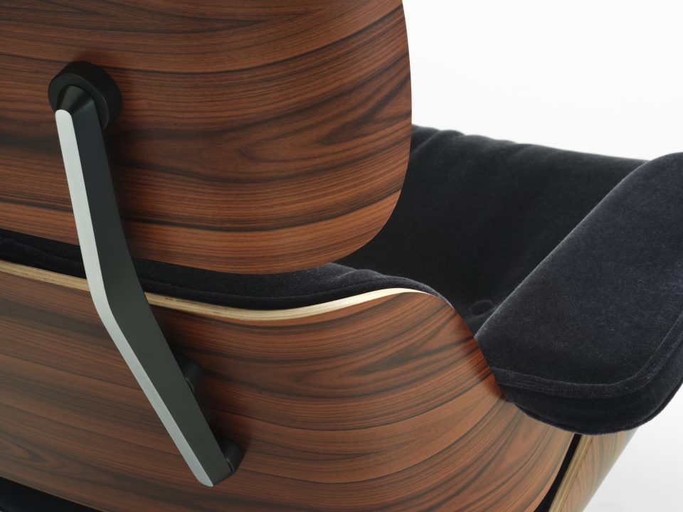 vitra-9556475-eames-lounge-chair-detail-hsfw25