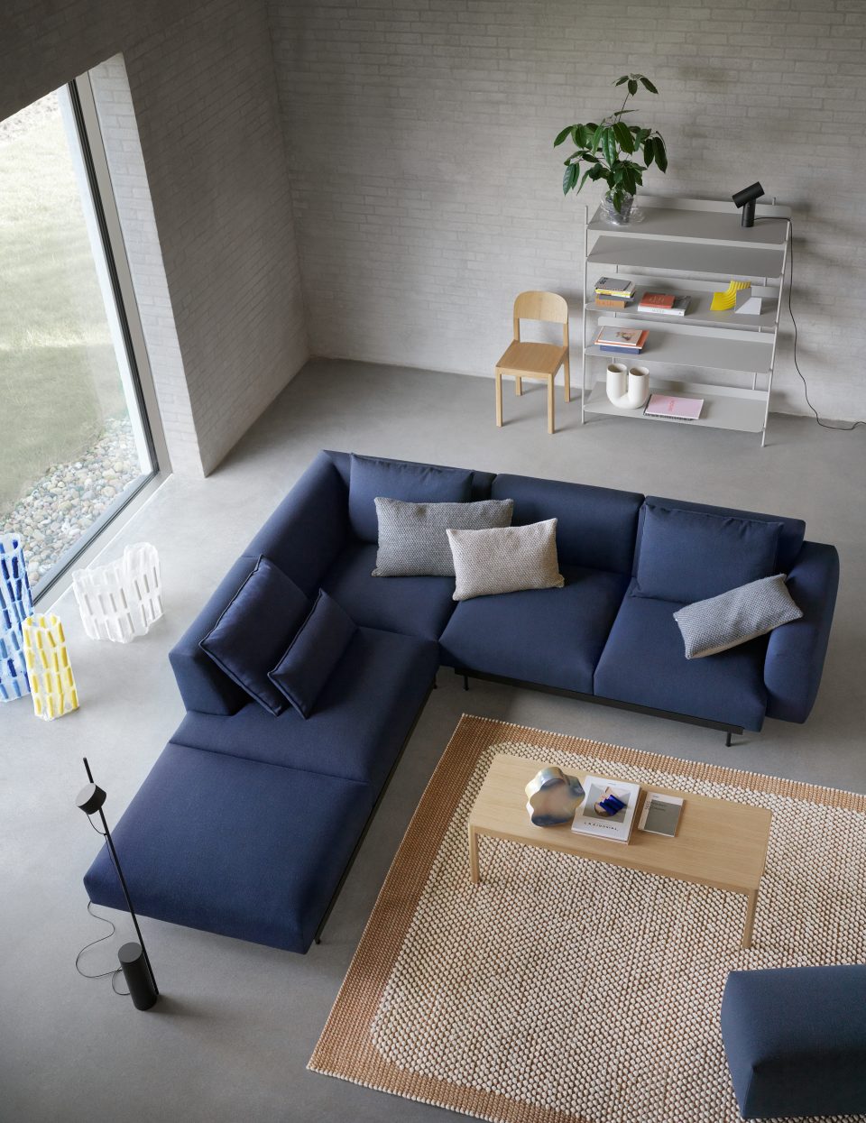 muuto-In-situ-corner-conf-2-vidar-554-pebble-orange-workshop-oak-compile-grey-post-floor--org