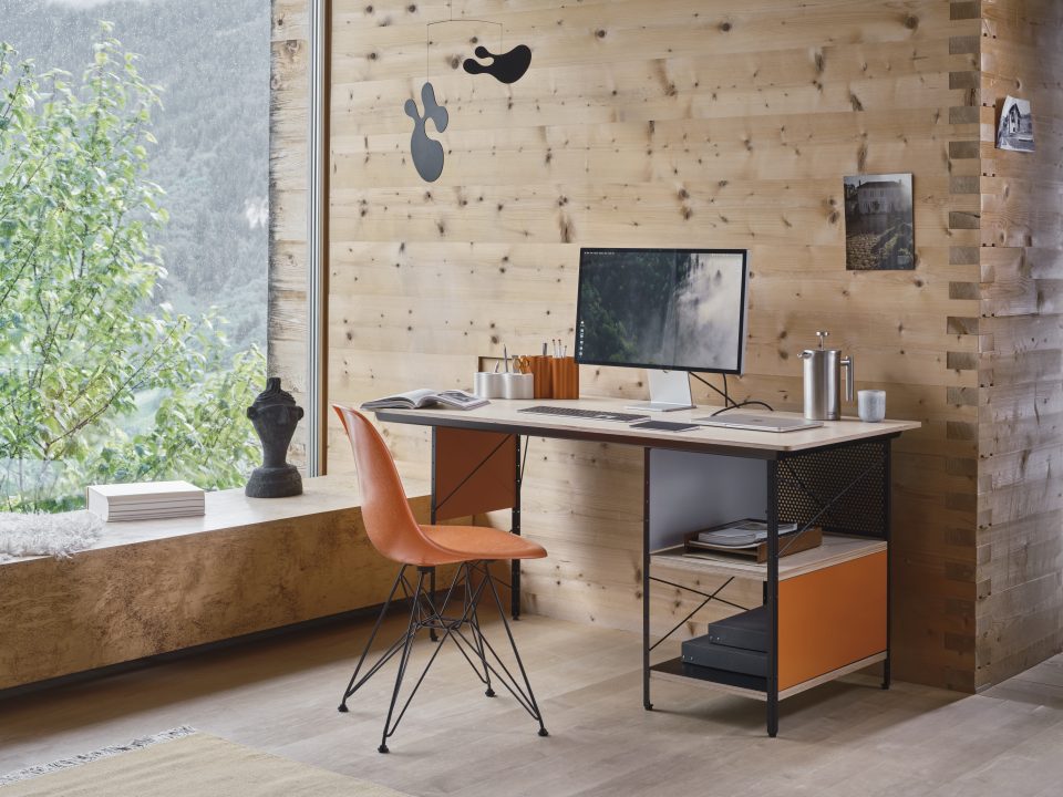9962405_Back to school Eames Desk Unit EDU Fibreglass Side Chair DSR 4_master
